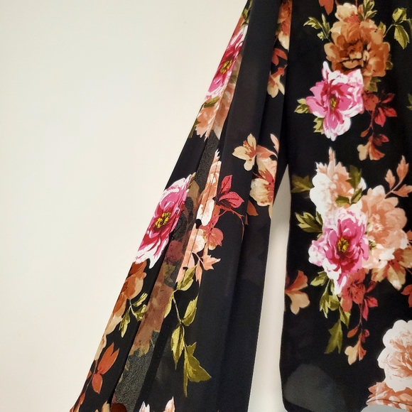 Black floral blouse - Picture 5 of 5